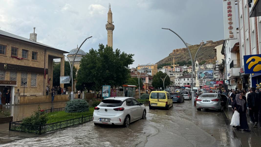 Bayburt'u sağanak vurdu! Cadde ve sokaklar göle döndü 3